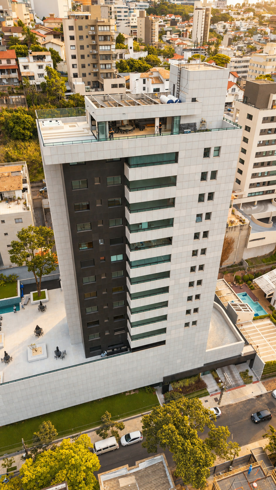 Fachada do Edifício Mozart vista de um ângulo elevado, com terraço na cobertura e área externa com piscina